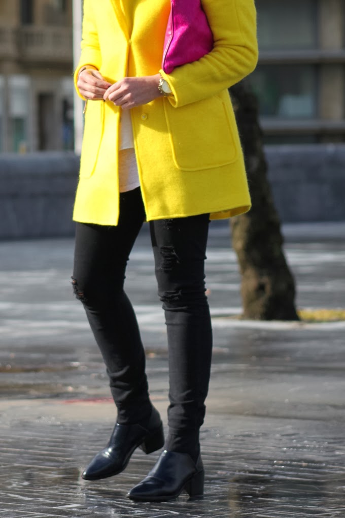 abrigo amarillo Zara , collar piedras Zara ,botines neopreno