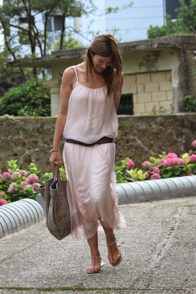 vestido largo rosa , Lucía Díez ,bolso rafia 
