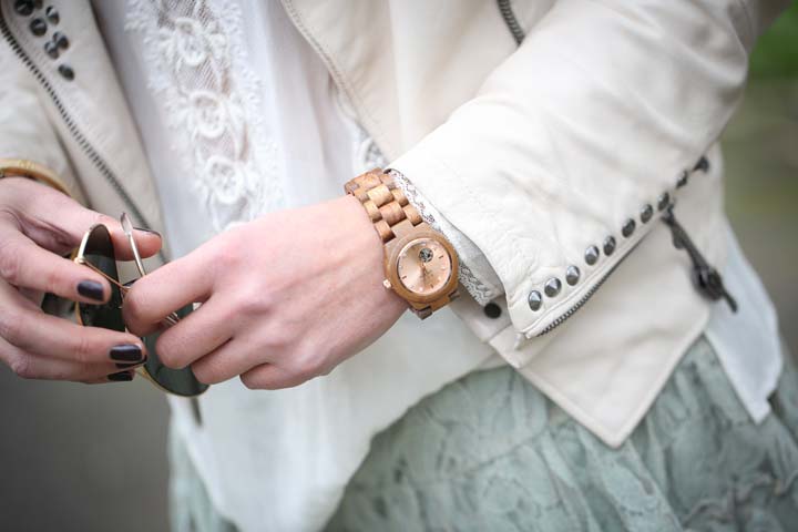 Jordwatch, reloj madera , es cuestion de estilo , perfecto tachuelas , minifalda encaje , botines , ray ban , lucía díez