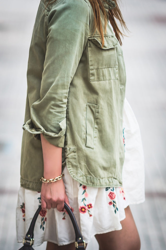 camisa verde militar , vestido flores , look primaveral , Es cuestión de estilo , Lucía Díez, Personal Shopper.