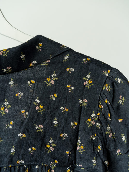 Camisa floral negra escote pico